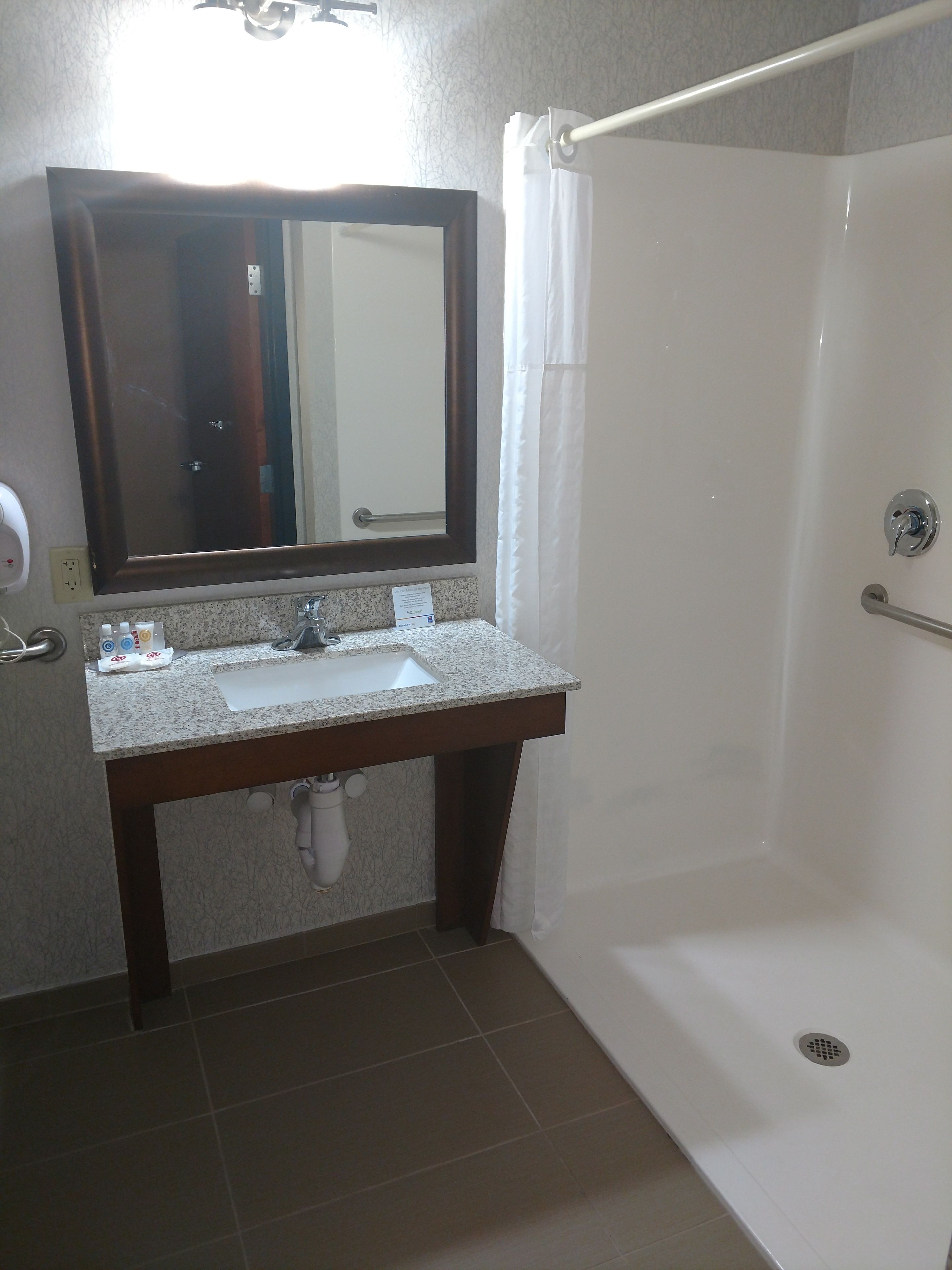 room, 1 queen bed, accessible | bathroom | combined shower/bathtub, free toiletries, hair dryer, towels