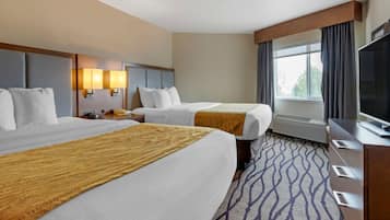 Camas con pillow-top, escritorio y cortinas blackout