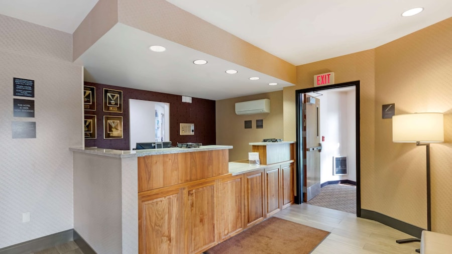 Comfort Inn & Suites Market - Airport