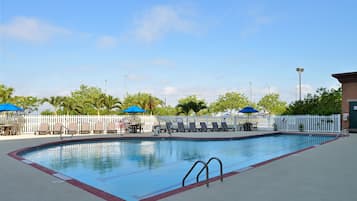 Innenpool, Außenpool (je nach Saison geöffnet)