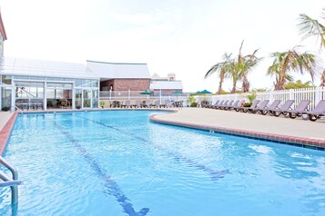 Una piscina cubierta, una piscina al aire libre de temporada