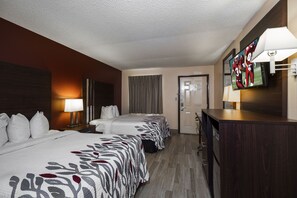 In-room safe, desk, bed sheets - Red Roof Inn Valdosta - University (Valdosta)