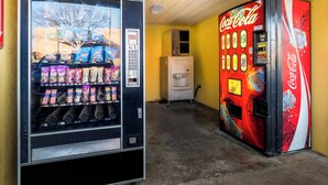 Máquina expendedora con aperitivos y una máquina de Coca-Cola.