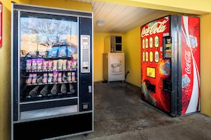 Máquina expendedora con aperitivos y una máquina de Coca-Cola.