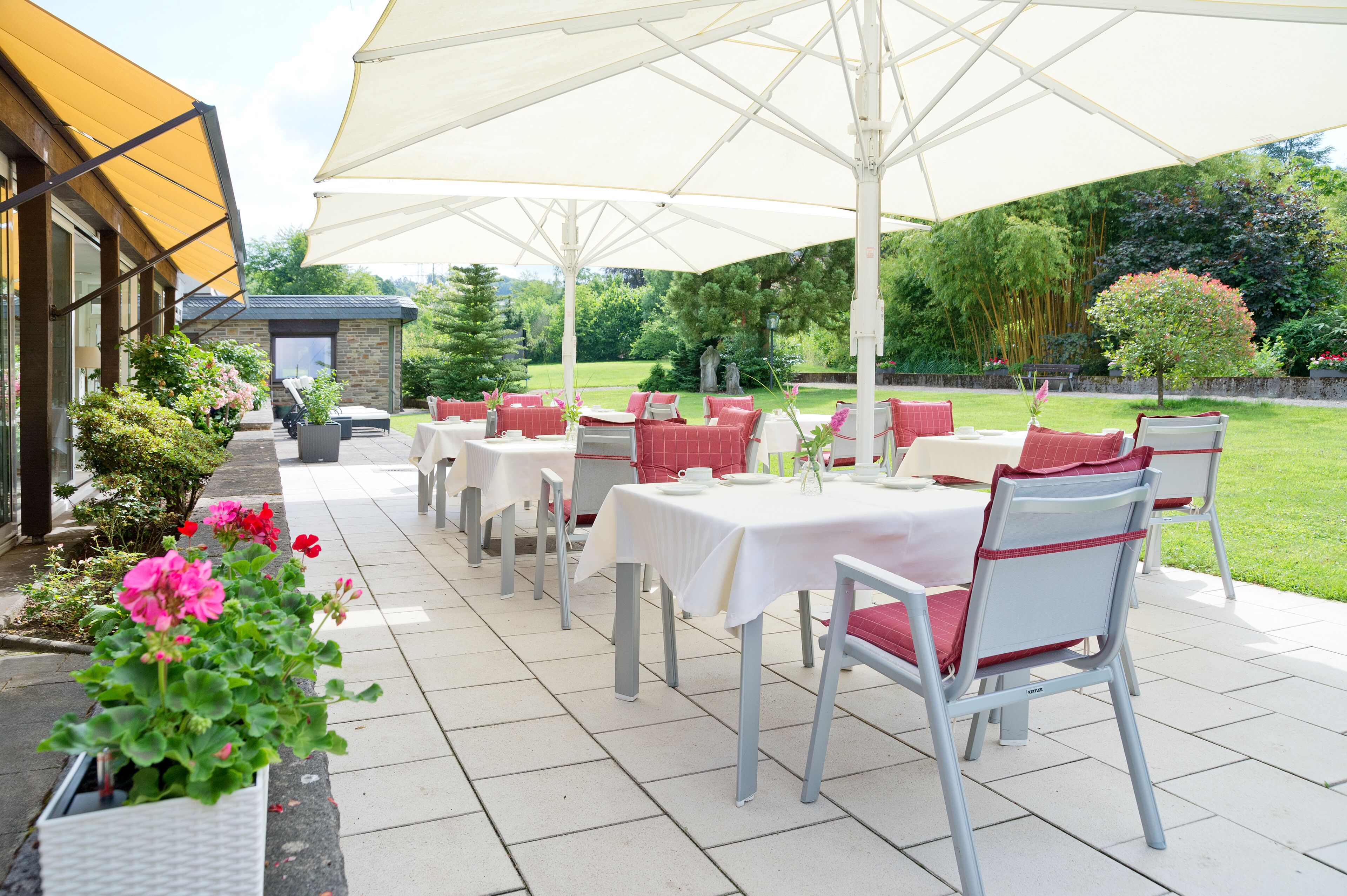 Desayuno buffet (EUR 15 por persona) 