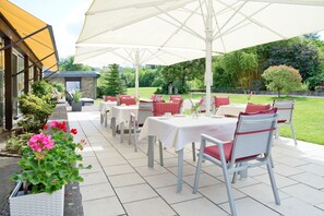 Bữa sáng buffet hàng ngày (15 EUR/mỗi người) 