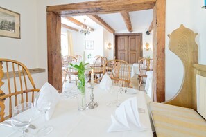 Cocina regional con mesas al aire libre 