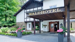 A hotel with a sign reading "WALDHOTEL" and a reception area. - Romantik Waldhotel Mangold (Bergisch Gladbach)