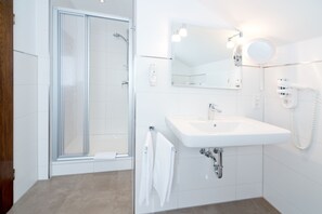 Free toiletries, hair dryer, towels, soap - Romantik Waldhotel Mangold (Bergisch Gladbach)
