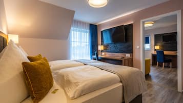 Family Room | In-room safe, desk, blackout drapes, soundproofing