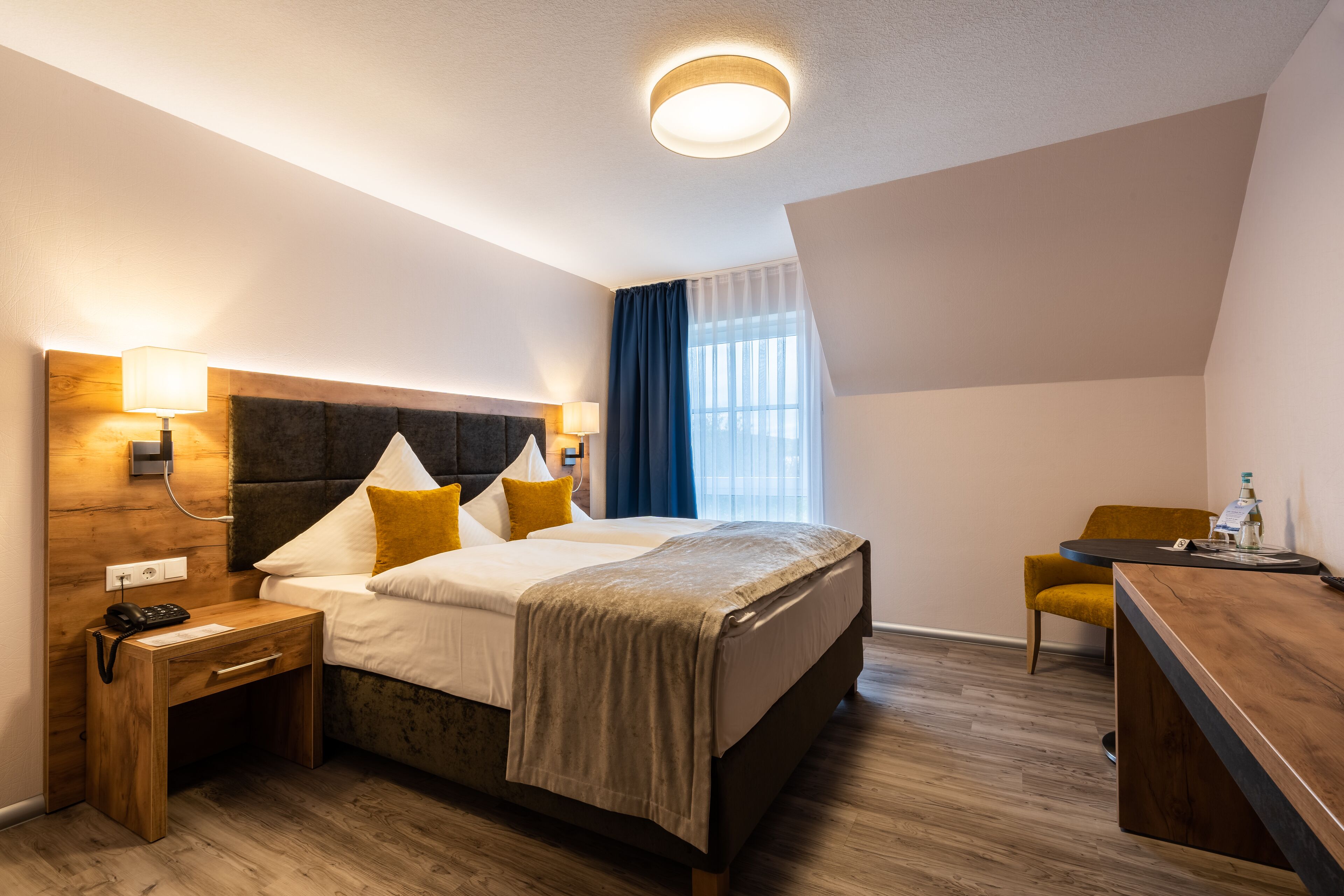 Enkeltrom – deluxe | Safe på rommet, skrivebord, blendingsgardiner og lydisolert