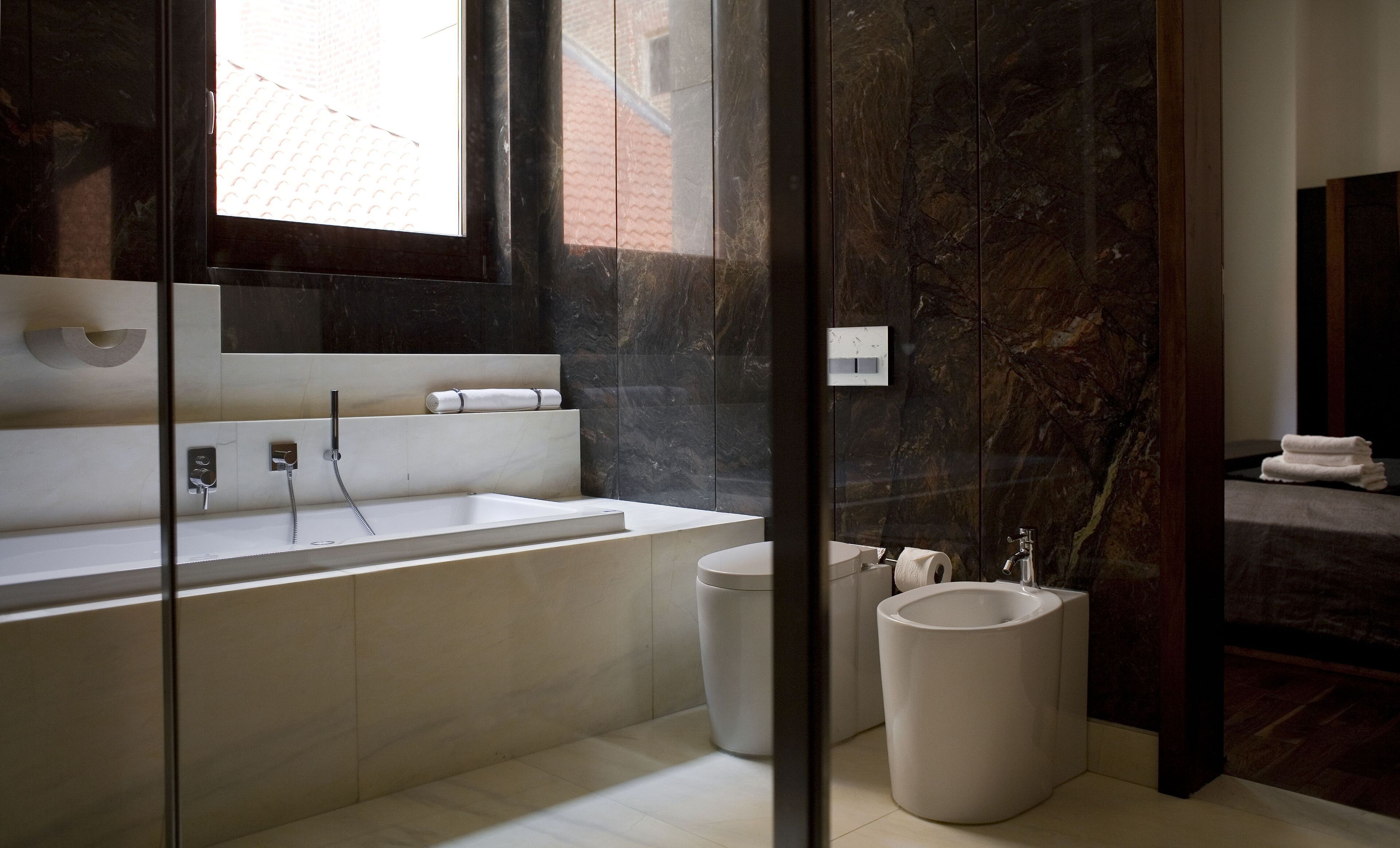 deluxe suite | deep-soaking bathtub