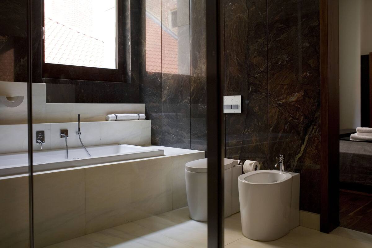 deluxe suite | deep-soaking bathtub