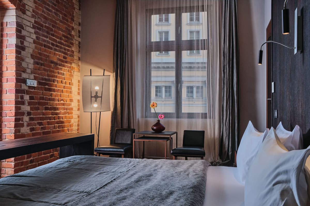 premium bedding, pillow-top beds, minibar, in-room safe