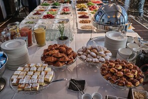 Daily buffet breakfast (PLN 130 per person)