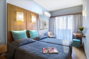 Superior-Zimmer | Hochwertige Bettwaren, Zimmersafe, individuell dekoriert, Schreibtisch