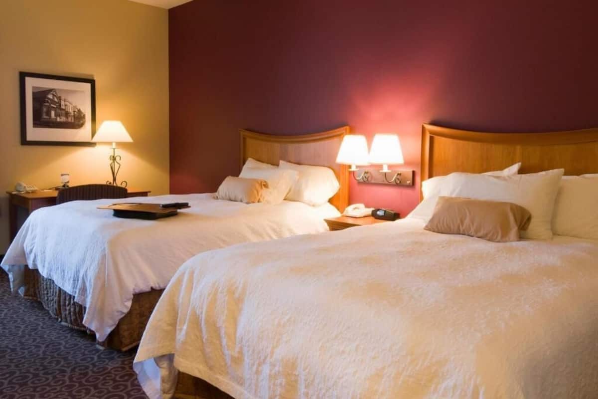 Ropa de cama de alta calidad y caja de seguridad en la habitación