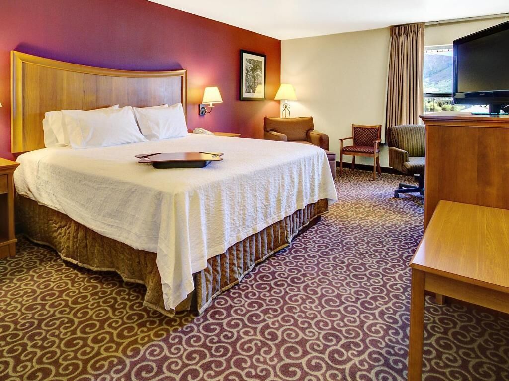Premium bedding, in-room safe, iron/ironing board, rollaway beds