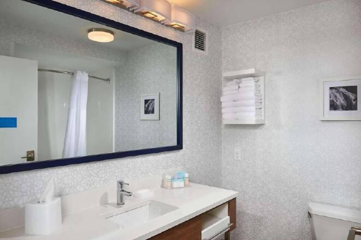 Combined shower/tub, free toiletries, hair dryer, towels