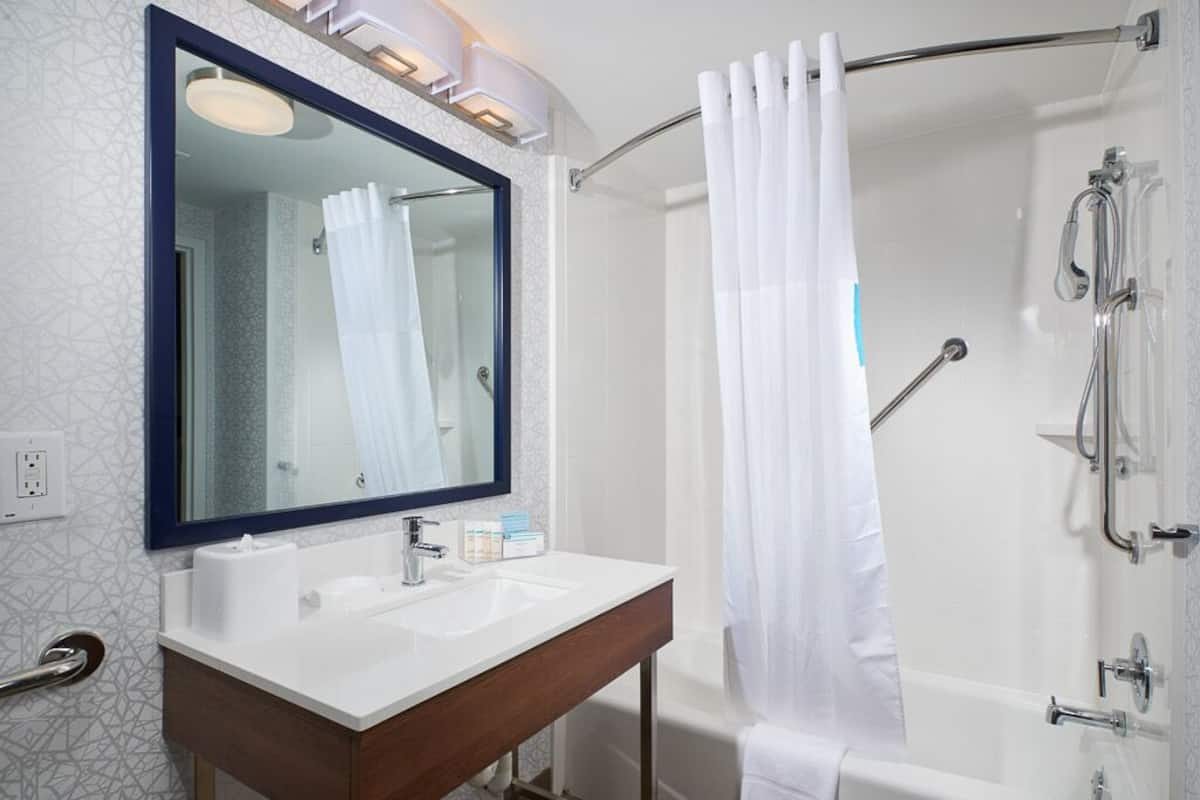 room, 1 king bed, accessible, non smoking | bathroom | combined shower/bathtub, free toiletries, hair dryer, towels