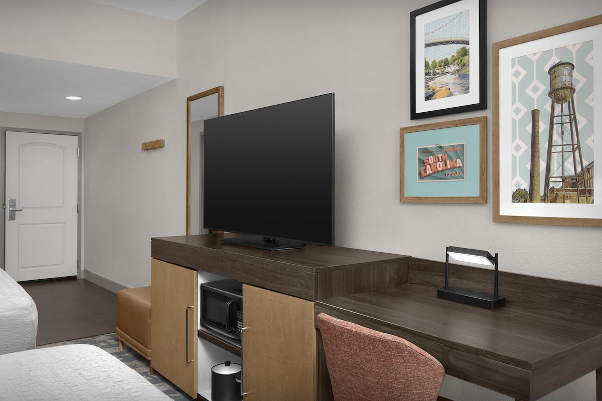 Chambre, 2 grands lits, accessible aux personnes à mobilité réduite, baignoire | Literie de qualité, coffre-fort, bureau