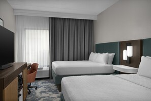 Ropa de cama de alta calidad y caja de seguridad en la habitación 