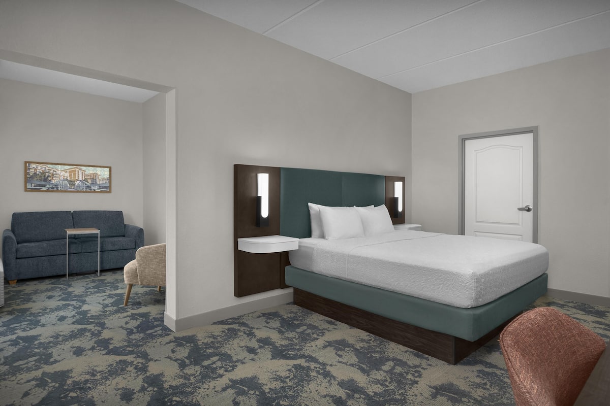 Chambre, 1 trÚs grand lit et 1 canapé-lit, non-fumeur | Aire de séjour | Téléviseur à DEL de 43 po avec télévision par cùble, téléviseur