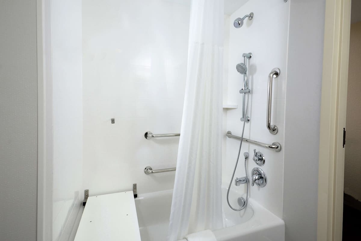 Kostenlose Toilettenartikel, Haartrockner, Handtücher, Seife