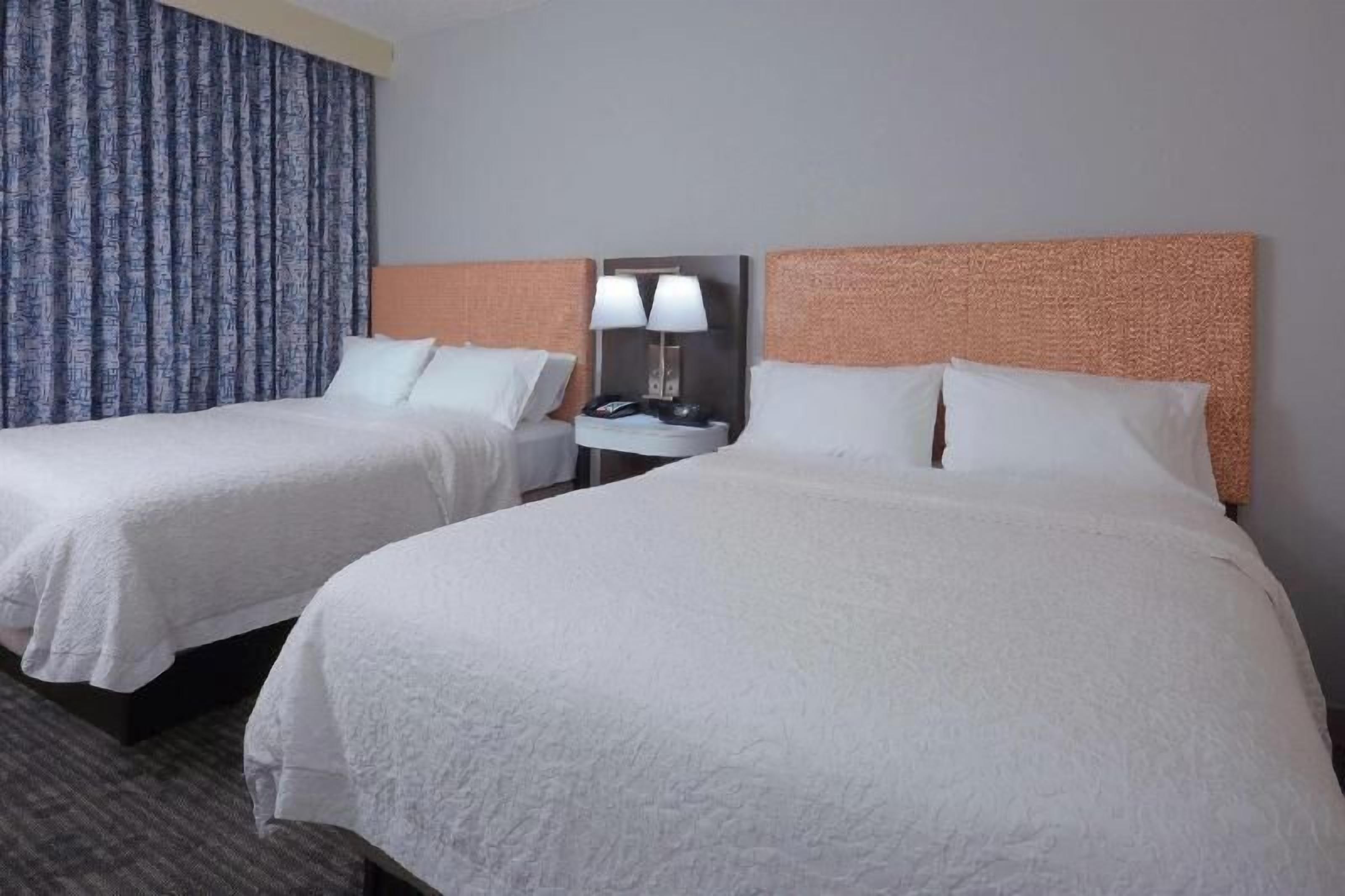 Ropa de cama de alta calidad y caja de seguridad en la habitación 
