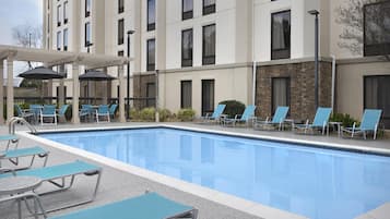 Sesongbasert utendørsbasseng, bassengparasoller og solsenger