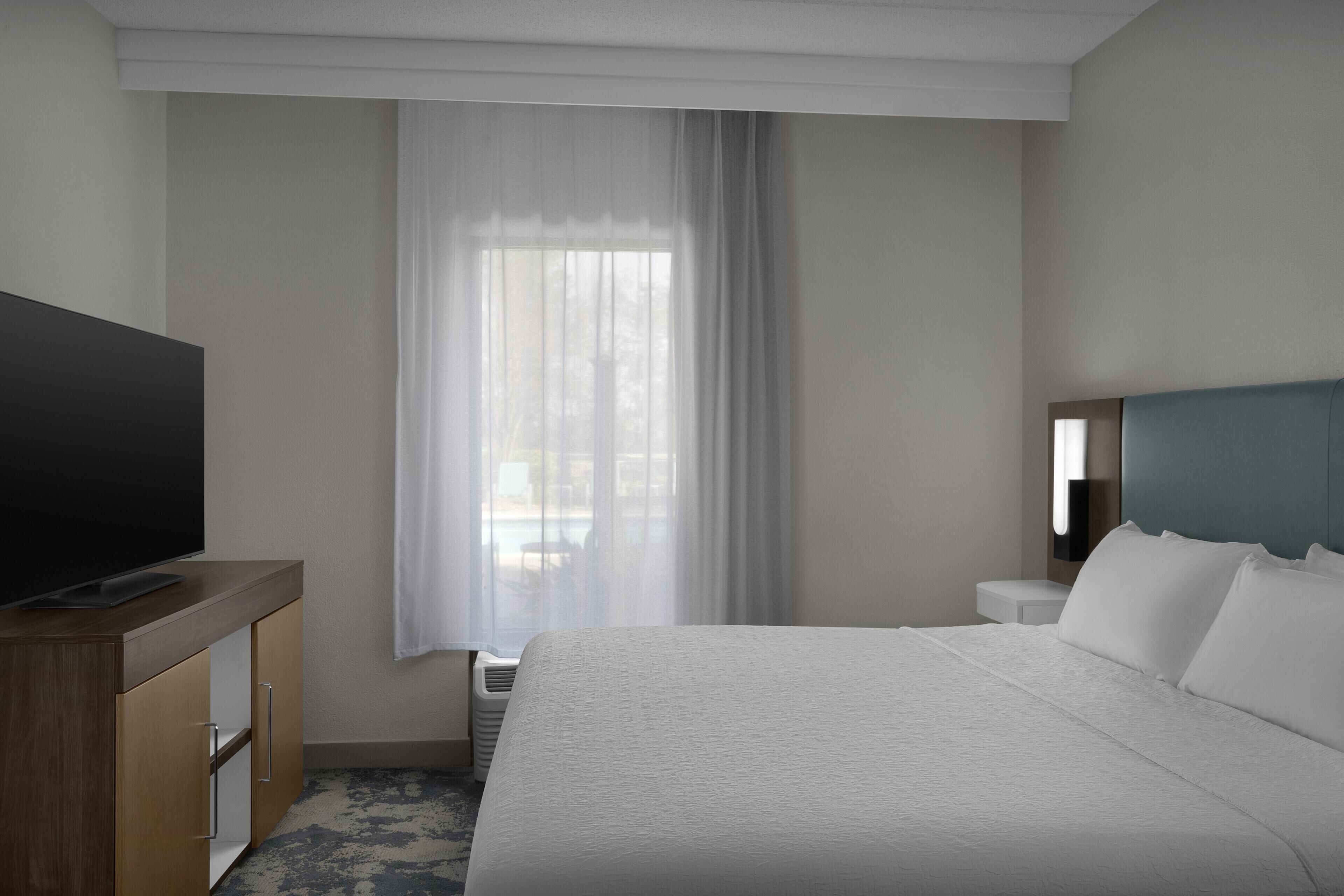 Suite, 1 Katil Raja (King), Accessible (Roll-In Shower) | Peralatan tempat tidur premium, peti besi dalam bilik, meja 