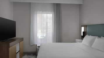 Suite, 1 Katil Raja (King), Accessible (Roll-In Shower) | Peralatan tempat tidur premium, peti besi dalam bilik, meja