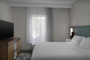 Suite, 1 kingsize bed, toegankelijk voor mindervaliden (Roll-In Shower) | Luxe beddengoed, een kluis op de kamer, een bureau, een laptopwerkplek