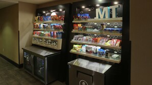 Un'area con distributori automatici di snack e bevande.