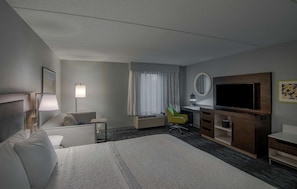 In-room safe, desk, laptop workspace, iron/ironing board - Hampton Inn Waldorf (Waldorf)