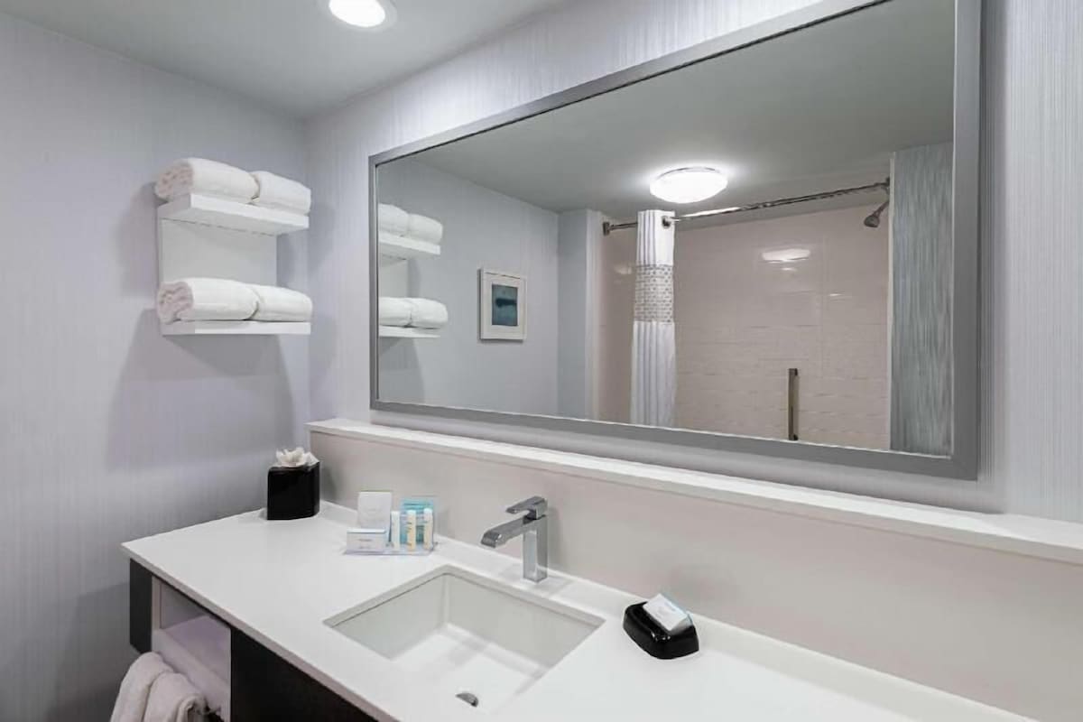 Baño | Ducha y bañera combinadas y artículos de higiene personal gratuitos