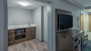 Phòng Deluxe, 1 giường cỡ king và sofa giường, không hút thuốc | Két bảo mật tại phòng, bàn, khu vực làm việc phù hợp cho laptop 