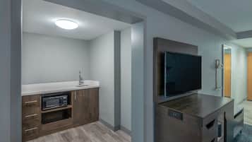 豪華客房, 1 張特大雙人床和 1 張沙發床, 非吸煙房 | 客房內保險箱、書桌、筆電工作空間、熨斗/熨衣板