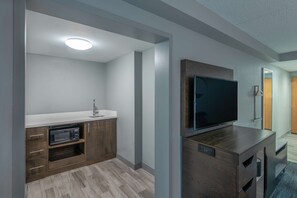 Quarto luxo, 1 cama King e sofá-cama, para não fumantes | Cofres nos quartos, escrivaninha, espaço de trabalho para notebook