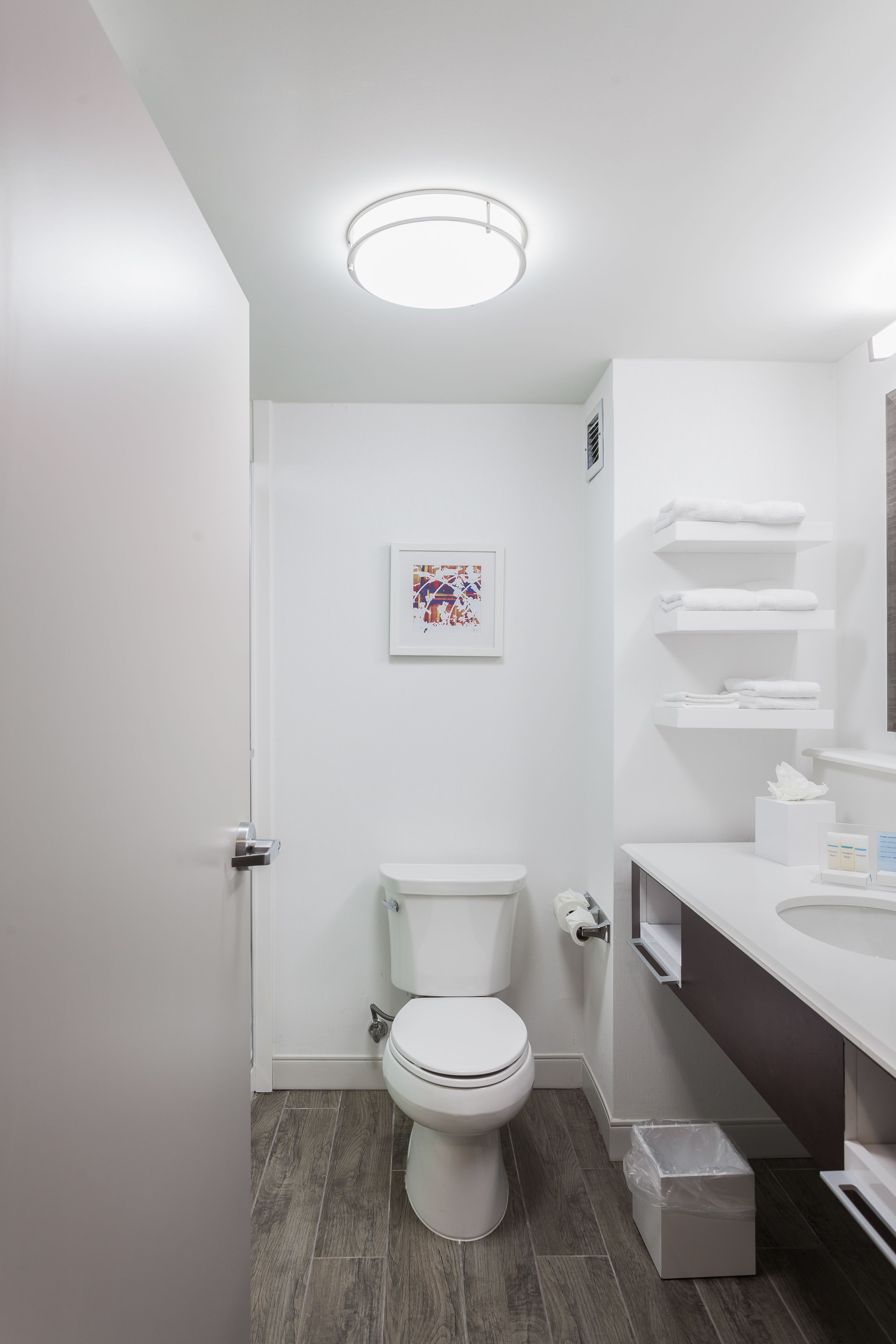 king study | bathroom | combined shower/bathtub, hydromassage showerhead, free toiletries