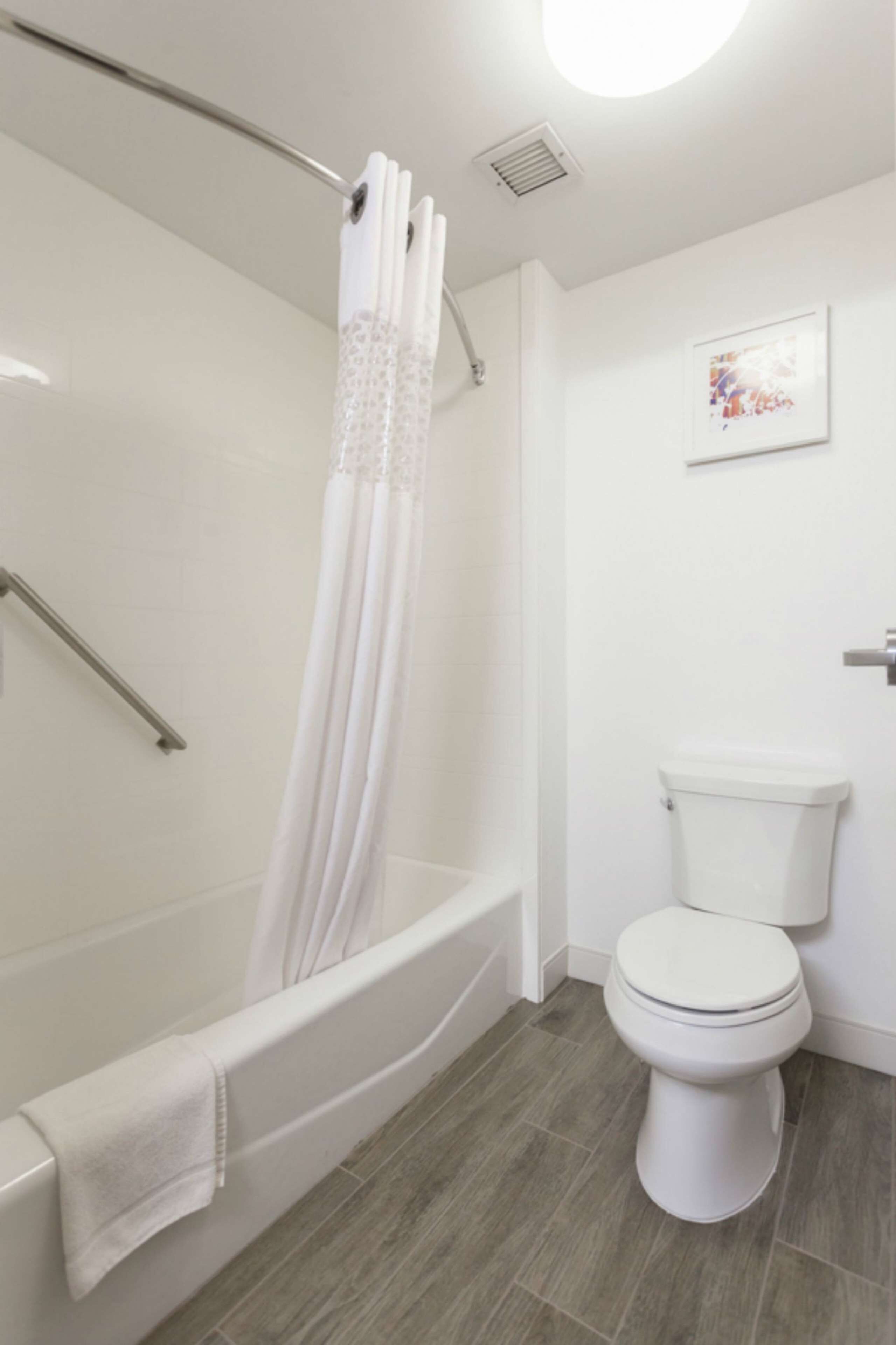 combined shower/bathtub, hydromassage showerhead, free toiletries