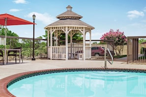 Una piscina al aire libre, tumbonas