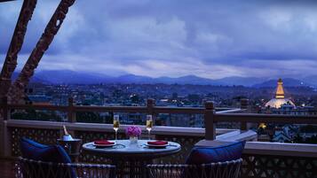 Guest Room, 1 King Bed | Premium bedding, pillow-top beds, minibar, in-room safe