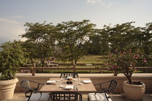 2 restaurantes; se sirve desayuno, almuerzo y cena; cocina internacional