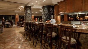 2 restaurants, spécialités Cuisine internationale