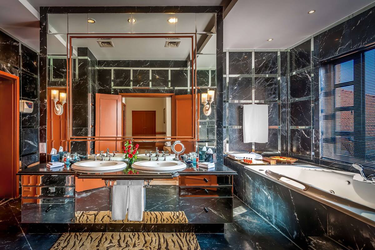 premium bedding, pillow-top beds, minibar, in-room safe