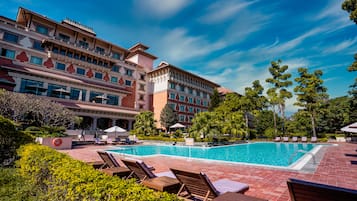 Deluxe Room, 1 King Bed (Club Access) | Terrace/patio