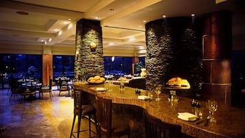 2 restaurantes, se sirven desayunos, comidas y cocina internacional