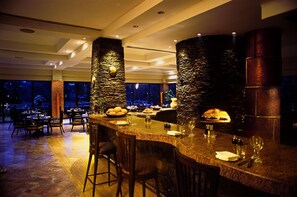 2 restaurants, breakfast, lunch, dinner served; international cuisine 
