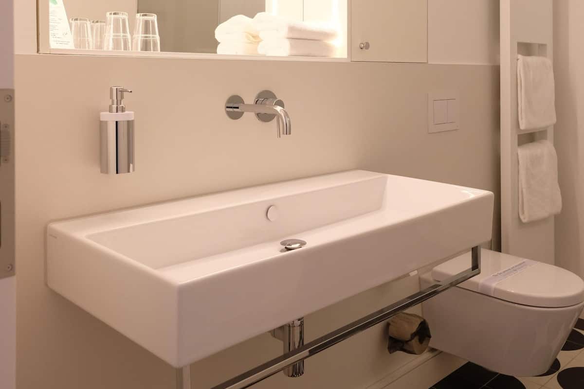 Doppia Comfort | Bagno | Doccia, set di cortesia gratuito, asciugacapelli, asciugamani